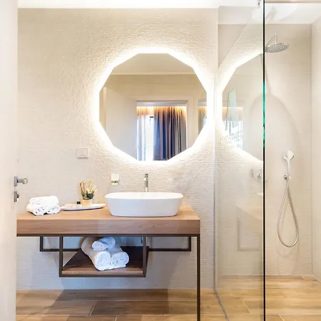 Atmosphere Balneo & 5* 파벨 반야